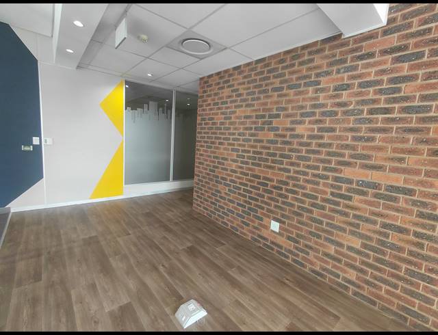 183M² OFFICE TO LET IN CHARTWELL
